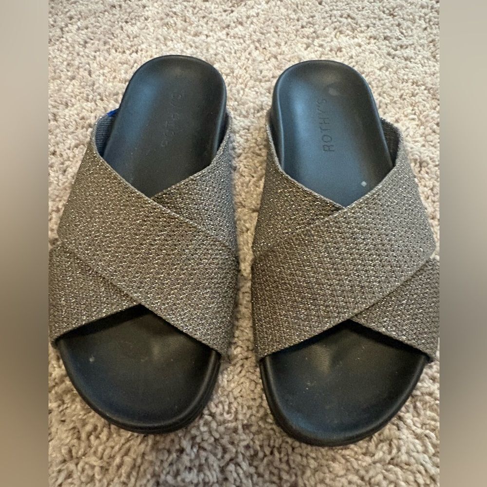 Rothy's “The Weekend Slide” in Silver Sand